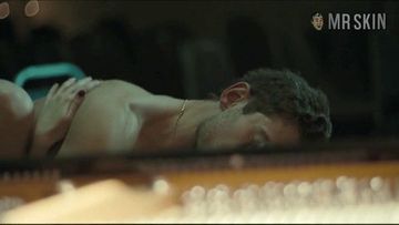 Elizabeth mclaughlin topless